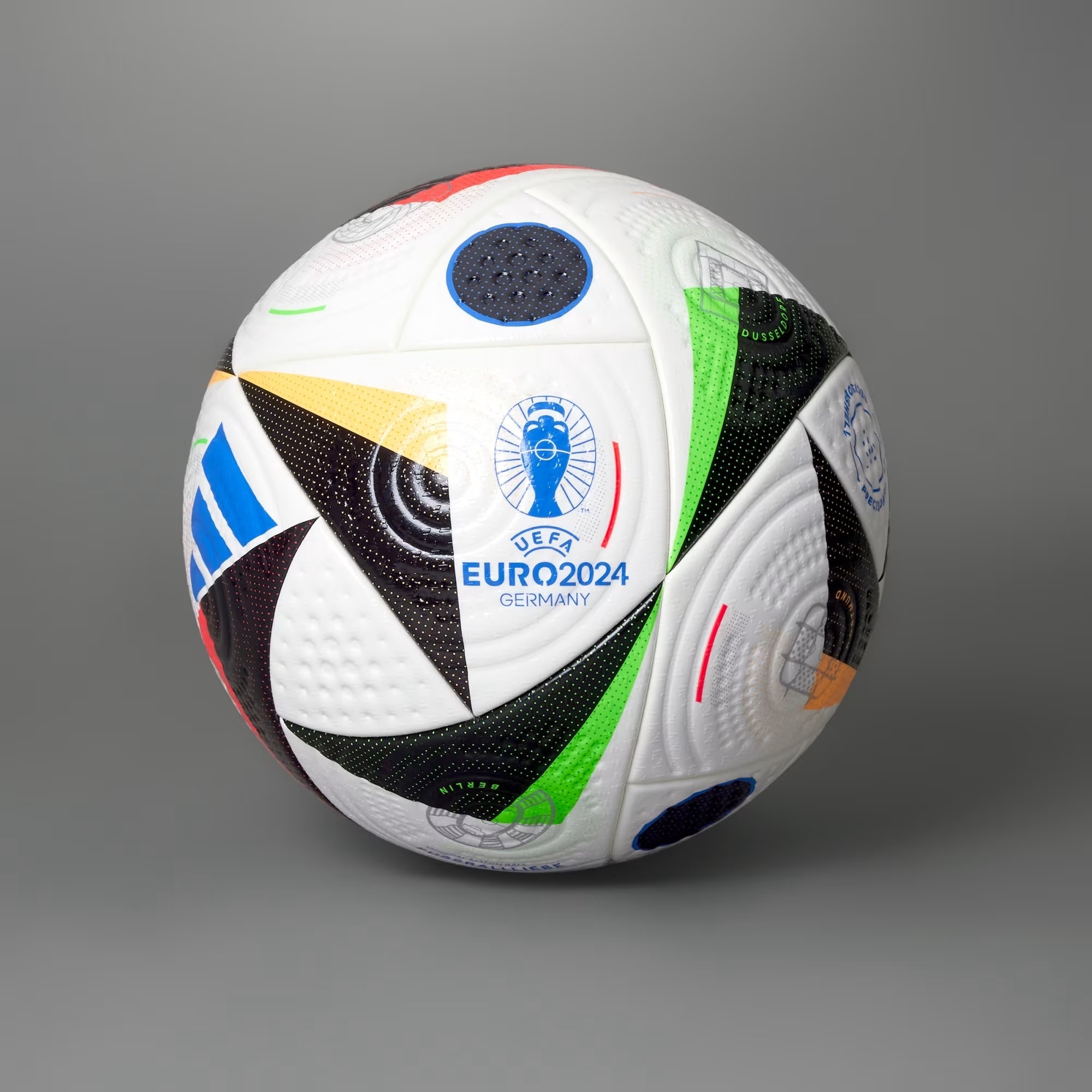 小舒梅切尔谈欧洲杯用球：它很滑，不是为门将设计的，而是为前锋