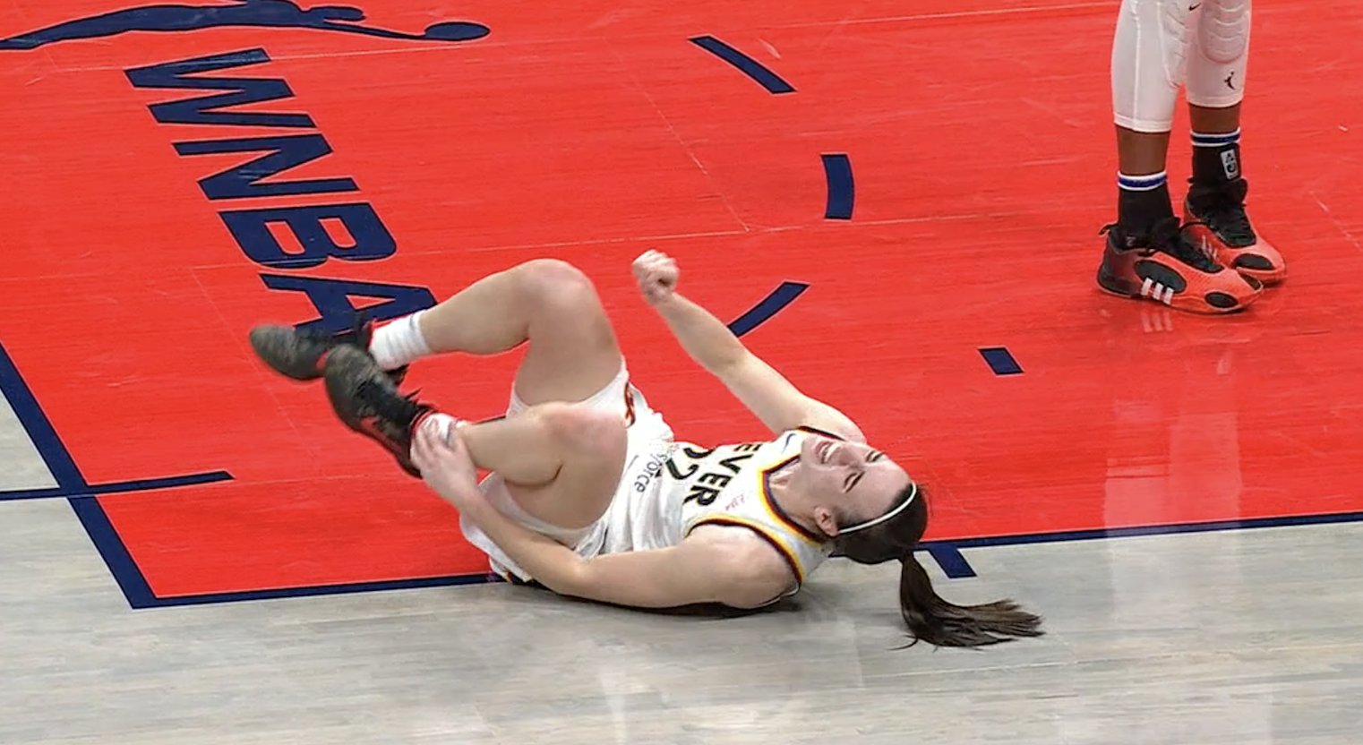 WNBA新科状元凯特琳-克拉克今日对阵太阳 上半场脚踝扭伤离场