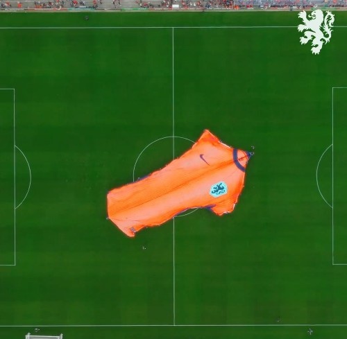 巨型球衣应援！荷兰国家队晒训练视频，超2000名球迷现场观战