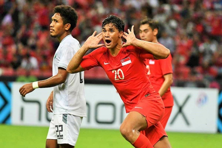 拯救国足之人出身足球世家，新加坡国脚秒变亚洲球王