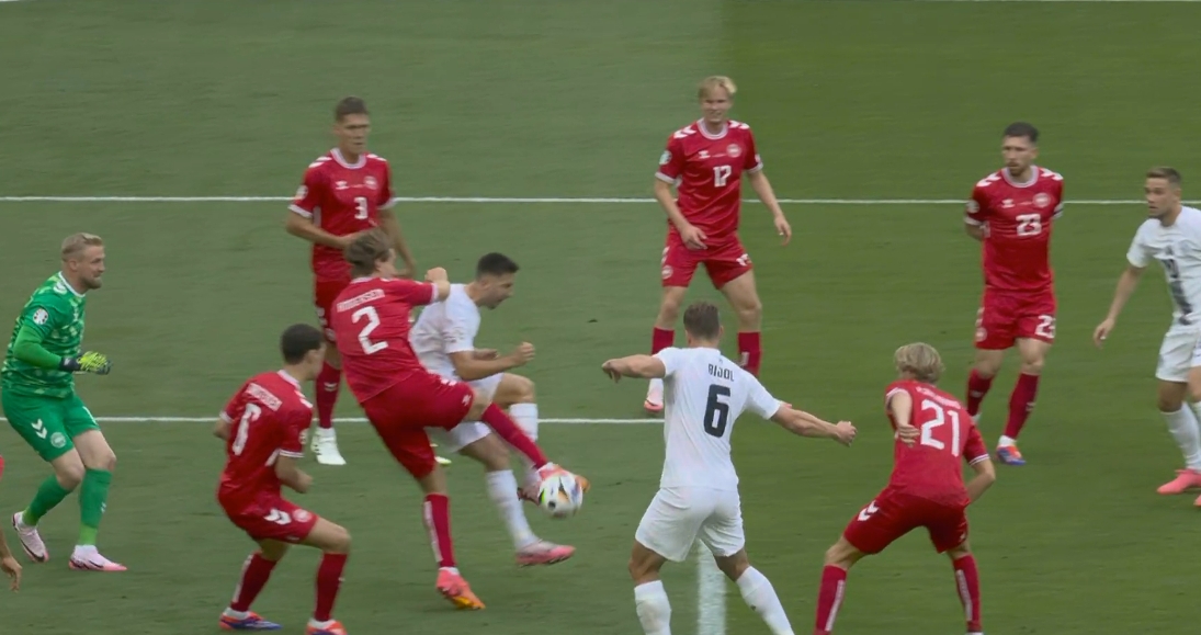 丹麦禁区疑似手球+踢人犯规，但裁判认定没有点球