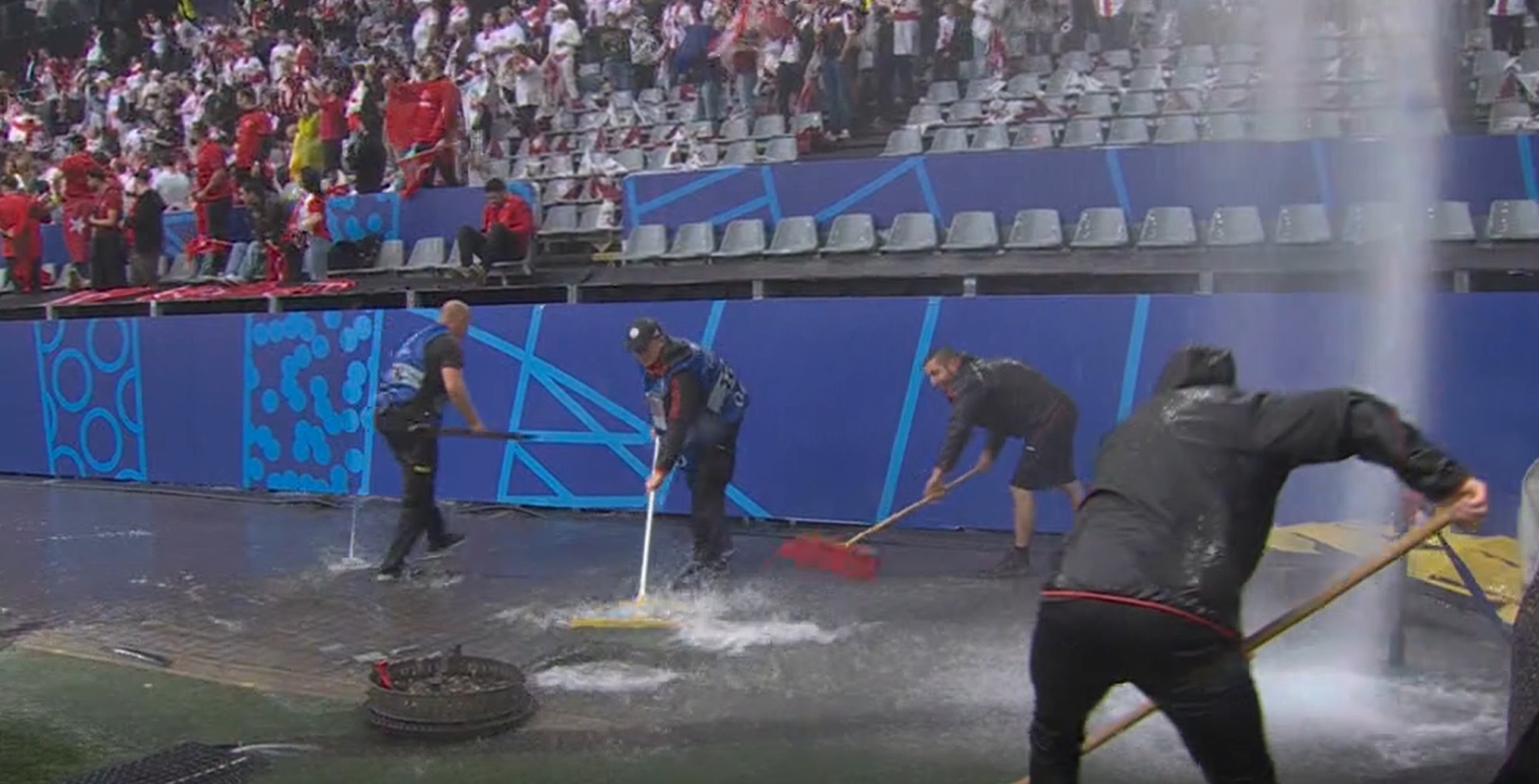 活久见欧洲杯今天赛前大雨倾盆，球场降瀑布工作人员不断扫水