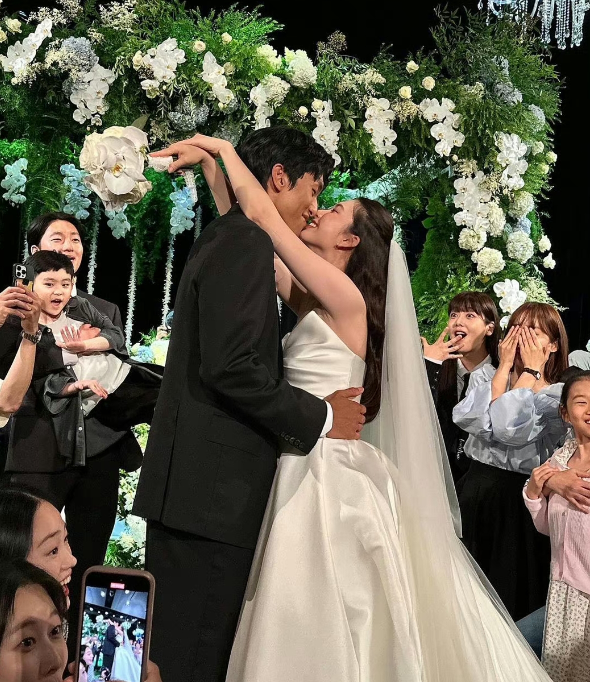 恭喜！韩国国门金承奎与女演员金珍京举行婚礼，孙兴慜到场祝贺