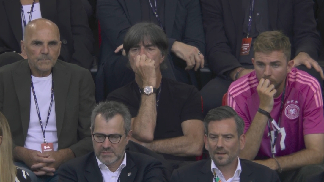 鼻子稳住德国前主帅勒夫捂嘴观战，世界杯冠军成员克拉默在旁