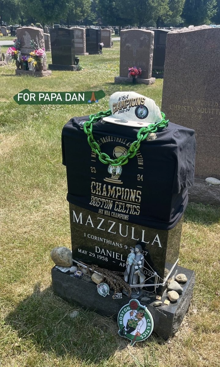 他会为你骄傲马祖拉把冠军帽子&T恤放在父亲坟墓前