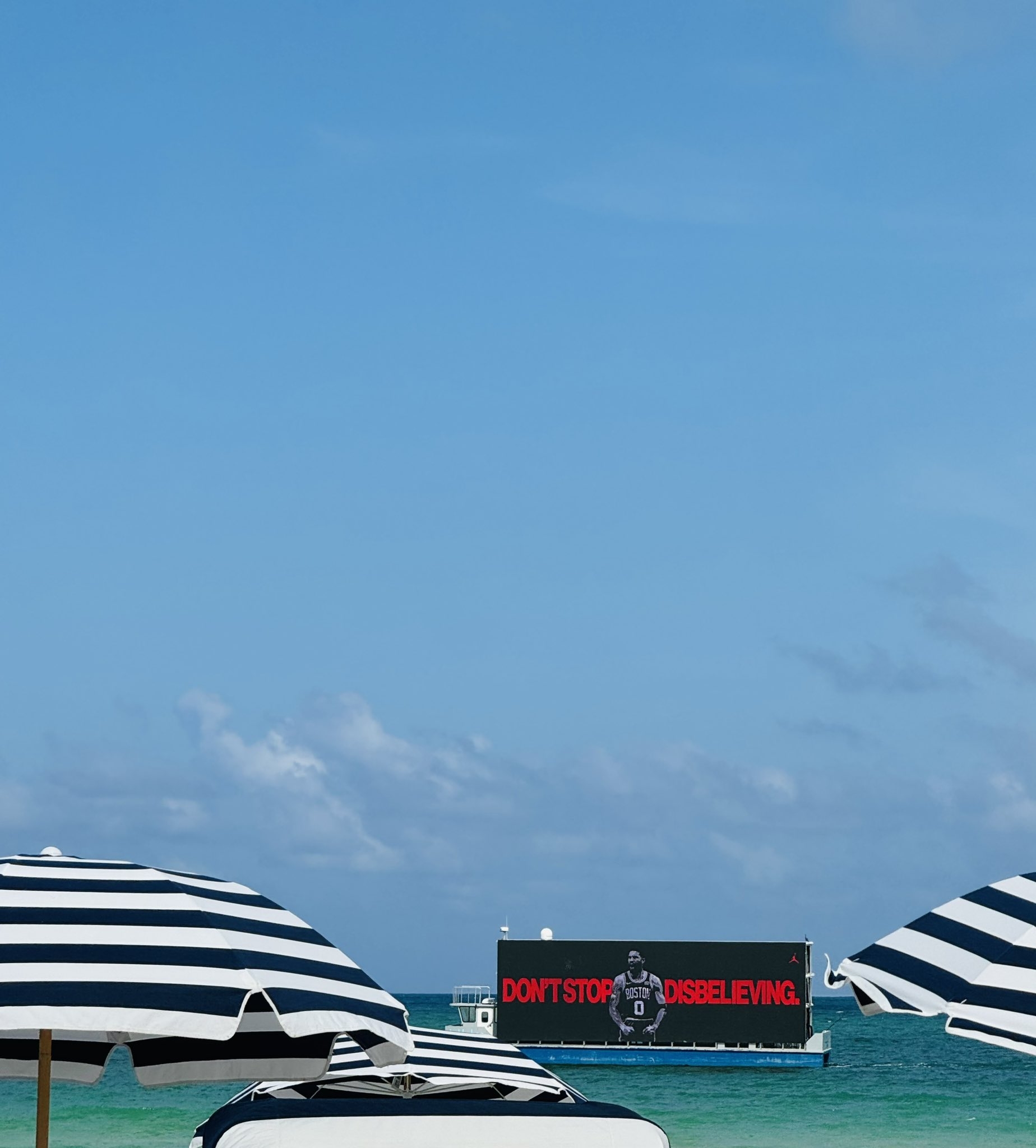 继续杀人诛心！塔图姆巨幅广告现身迈阿密海滩：不要停止质疑