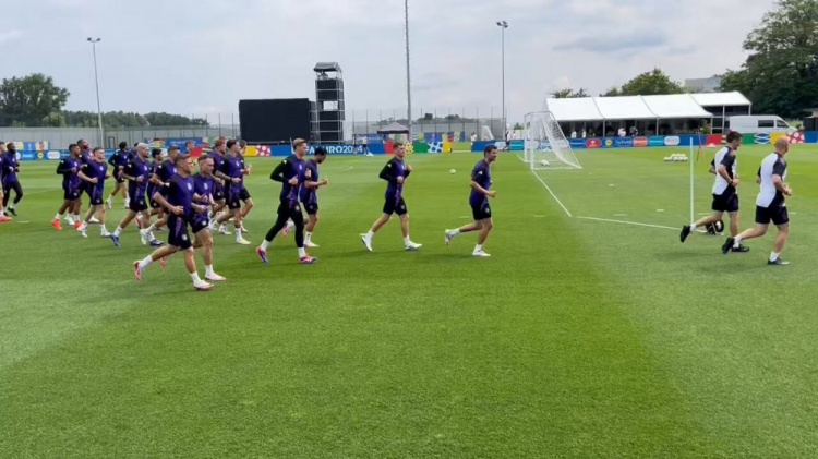 记者：吕迪格恢复合练，德国队全员参加今日训练