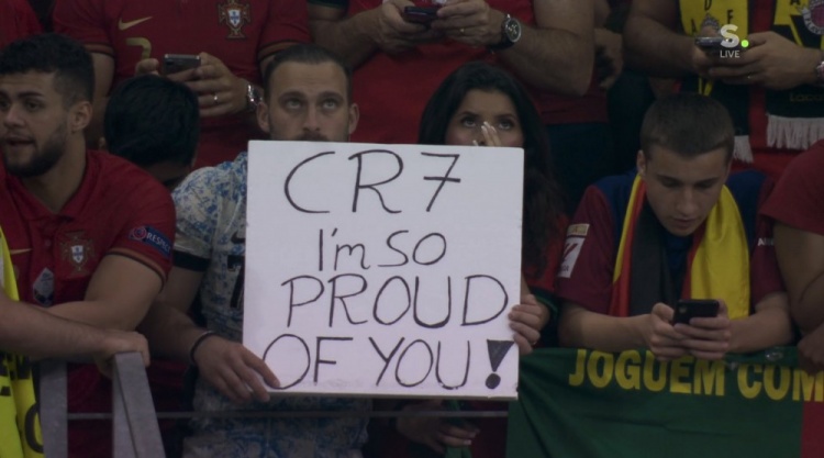 暖心！点球大战前现场球迷打标语表达支持：C罗，我为你骄傲！