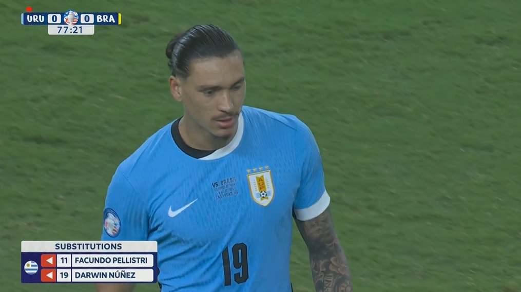 比赛第77分钟，乌拉圭换下努涅斯、佩利斯特里！
