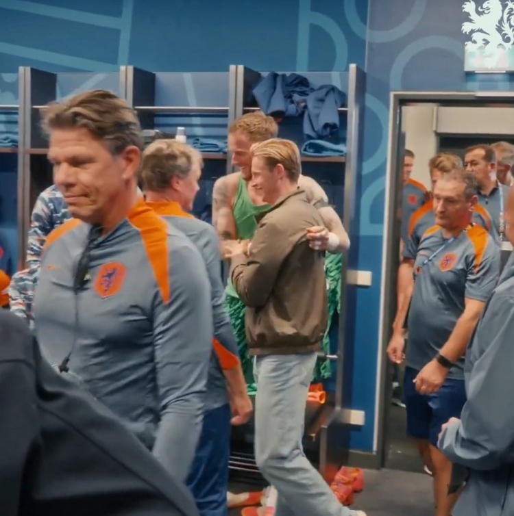荷兰队进入欧洲杯四强，德容来到更衣室与队友一起庆祝