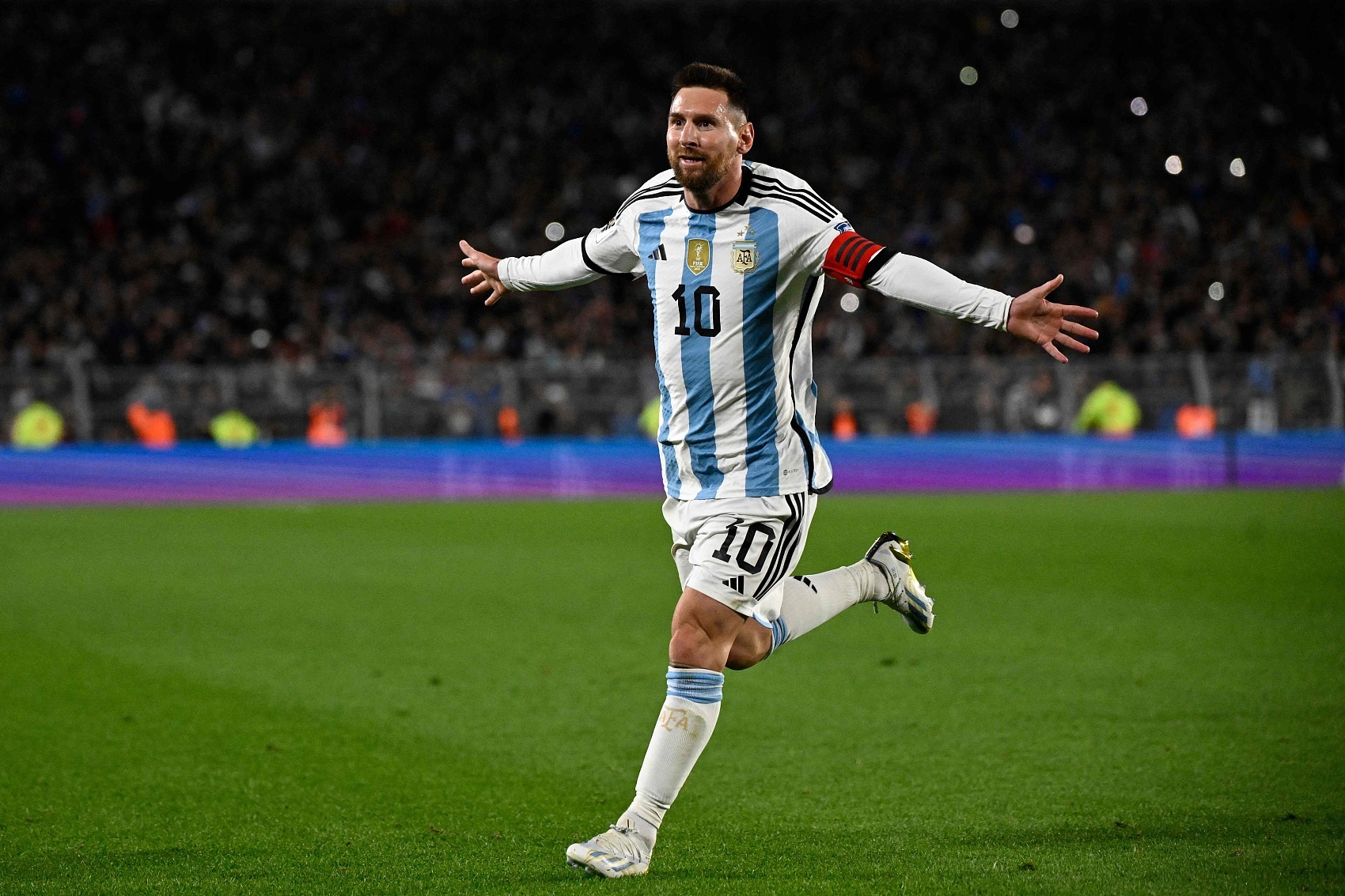 美洲杯历史射手榜：阿根廷球员门德斯17球居首，梅西13球排第12