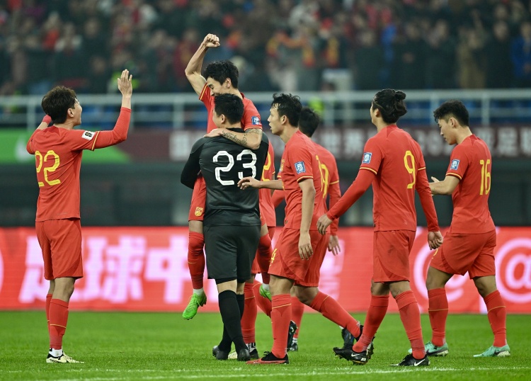 记者：虽然国足跪着进18强赛，但这时候中国足球需要这样的机会