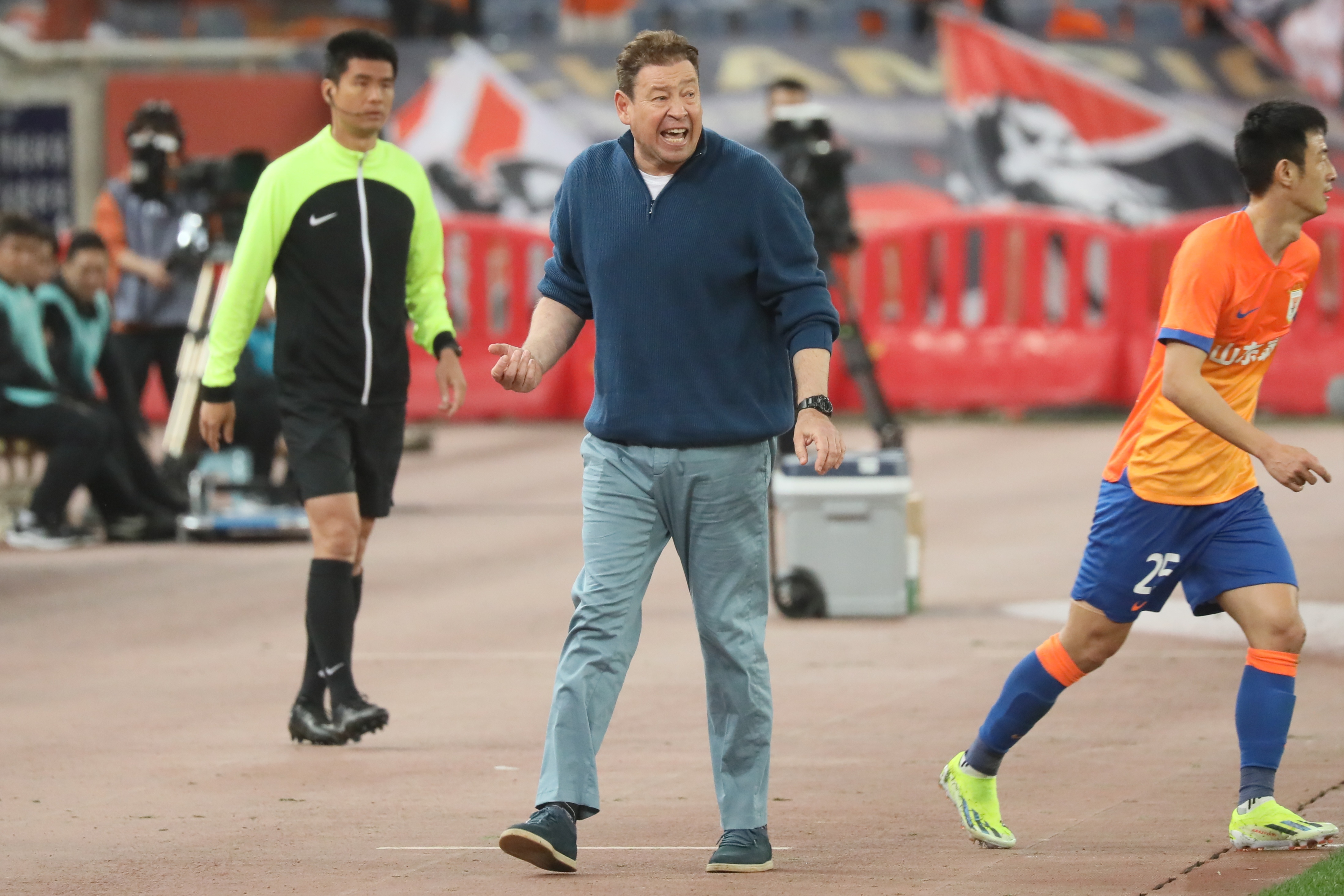足球报：久巴来上海无关申花，斯卢茨基期待7国脚胜利并健康归队