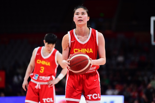 内线告急！中国女篮失误频繁 且篮下命中率仅为43%