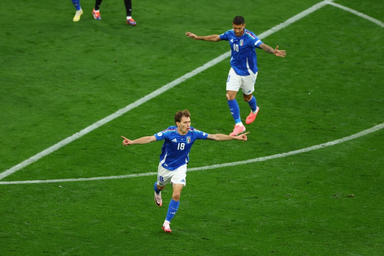 意大利队近两届欧洲杯4次禁区外破门，参赛球队同期最多