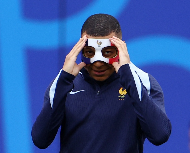 会更像❓TA：比赛里姆巴佩不能戴国旗配色面具，他已准备单色面具